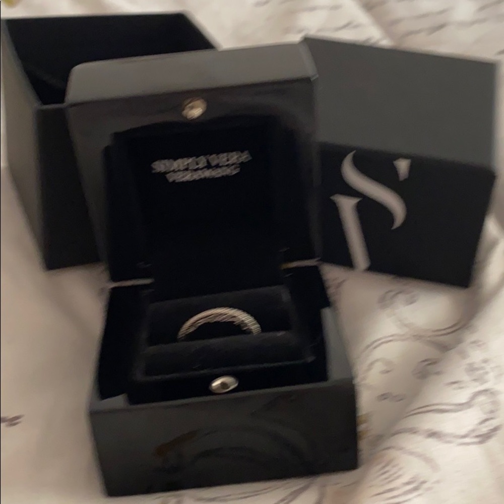 Vera Wang 14k white gold 1/10 diamond band size 7